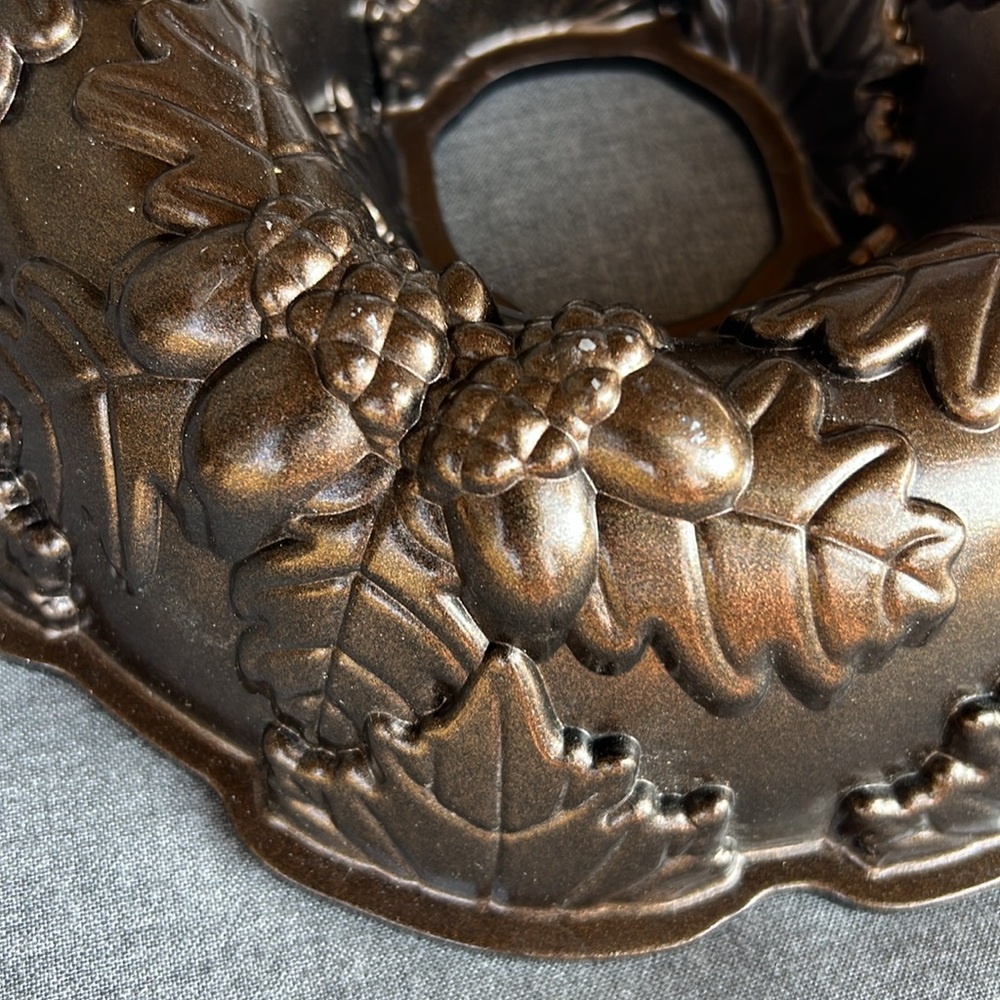 Nordicware fall harvest acorn wreath bundt pan 10 cup bronze color - Picture 5 of 10